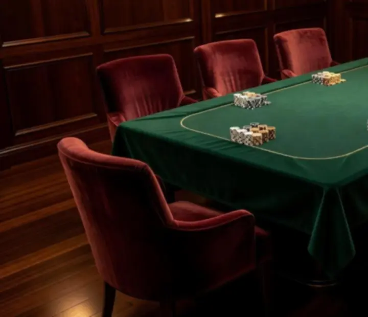 Table de poker haut de gamme dans le salon de cartes Bel Unique